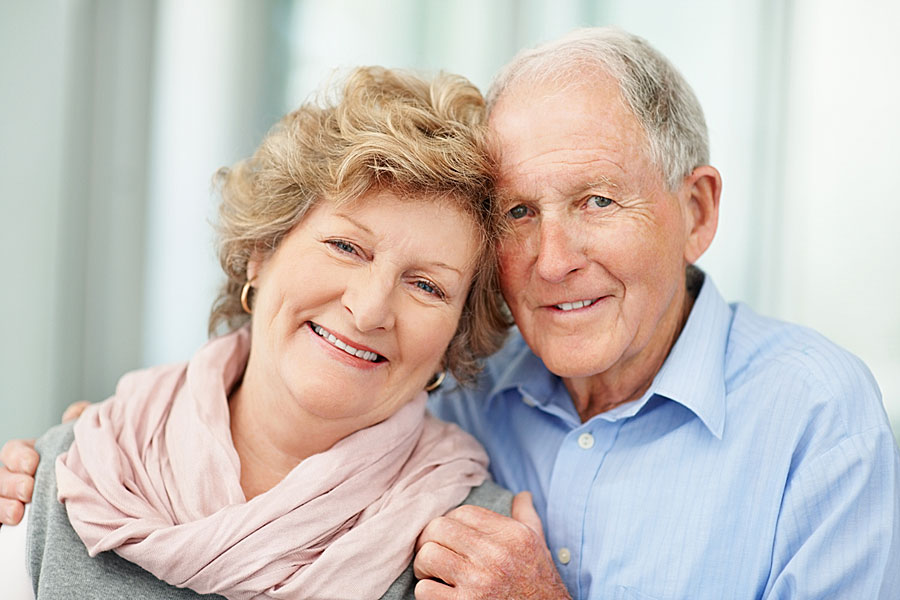 Пожилой возраст мужчина и женщина. Пенсионеры. Пожилые люди. Счастливые пожилые люди. Возраст человека.