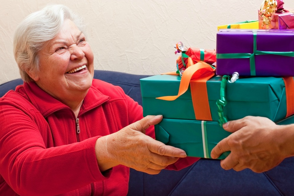 Что подарить пожилому человеку? | Блог дома престарелых Life-House