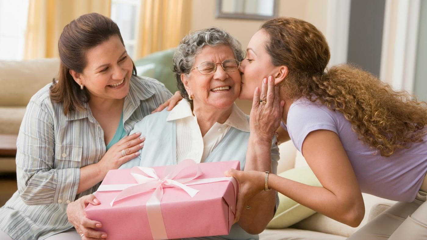 Как выбрать подарок для пожилого человека?